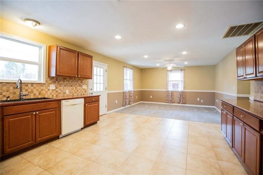 587 Pine Tree Dr, Pineville, MO 64856