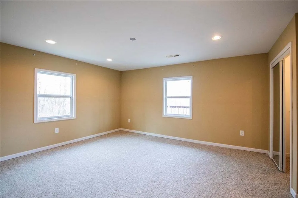 587 Pine Tree Dr, Pineville, MO 64856