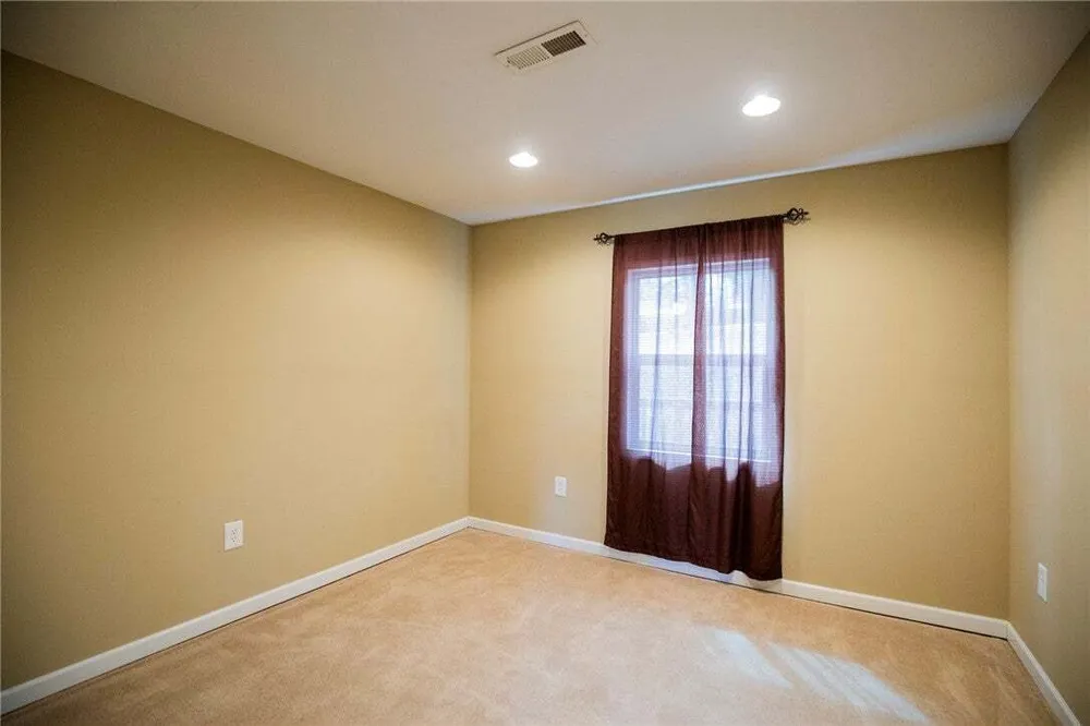 587 Pine Tree Dr, Pineville, MO 64856