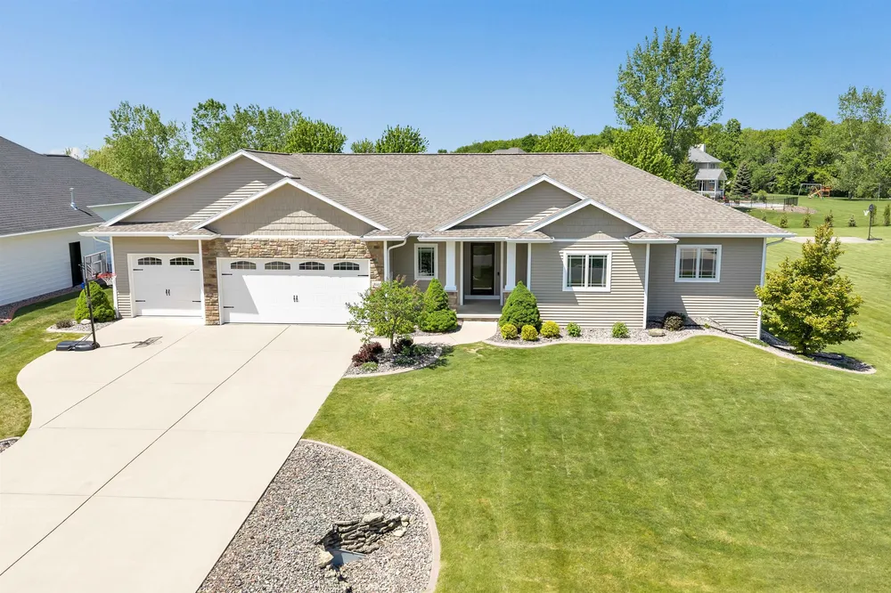 3660 Euro Ln, De Pere, WI 54115