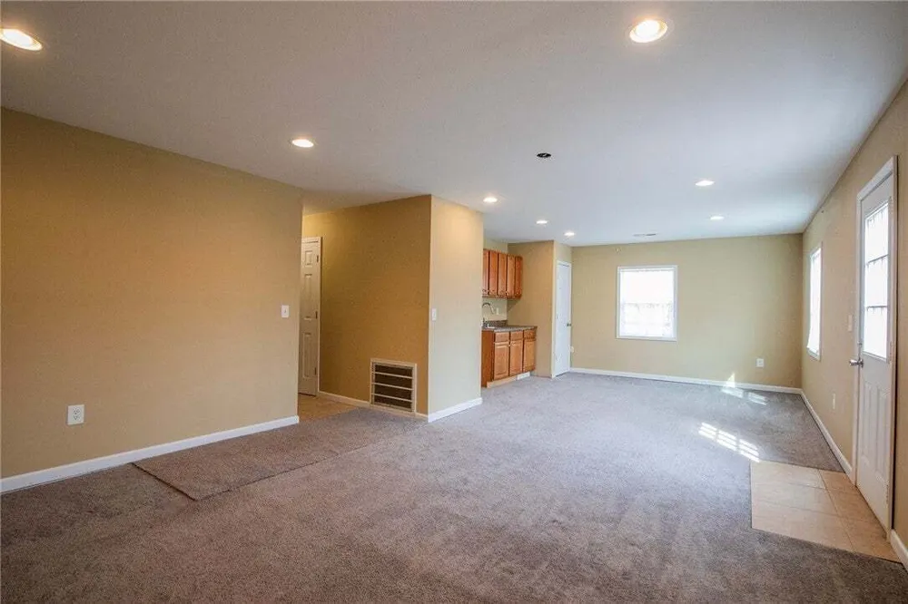 587 Pine Tree Dr, Pineville, MO 64856