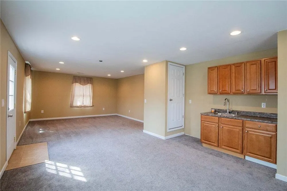 587 Pine Tree Dr, Pineville, MO 64856