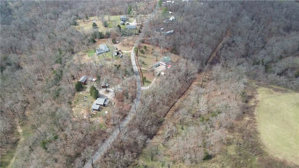 587 Pine Tree Dr, Pineville, MO 64856