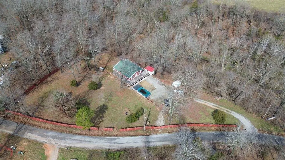 587 Pine Tree Dr, Pineville, MO 64856