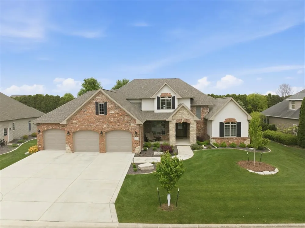 34 Stonebrook Ct, Bloomington, IL 61704