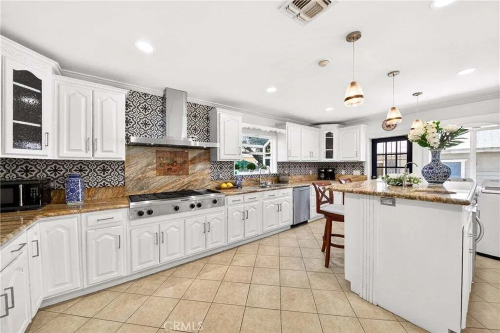 790 N El Molino Ave, Pasadena, CA 91104