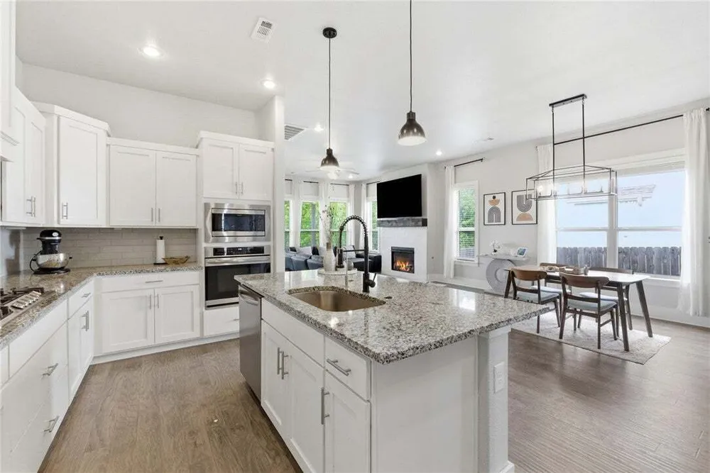 1413 Cannon Ln, Cave Springs, AR 72718