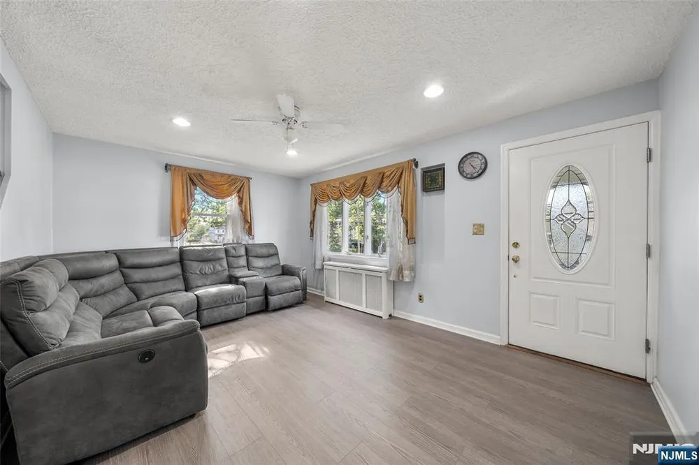 32-06 Rosalie St, Fair Lawn, NJ 07410