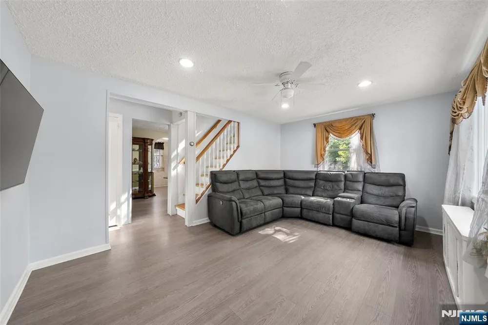 32-06 Rosalie St, Fair Lawn, NJ 07410