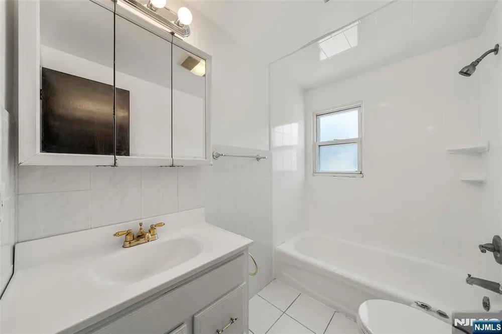 32-06 Rosalie St, Fair Lawn, NJ 07410