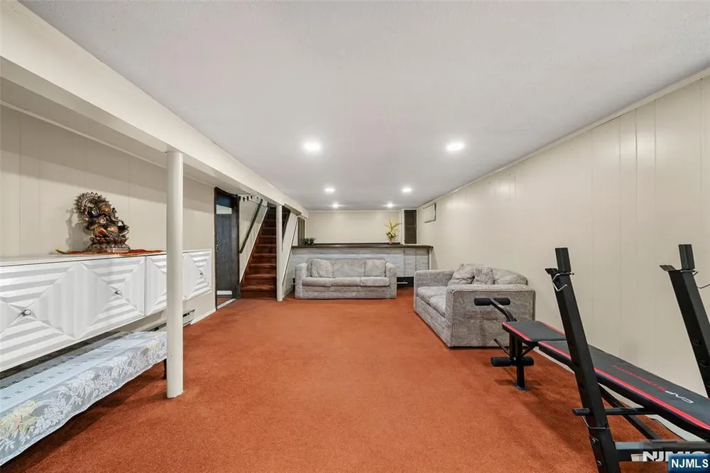 32-06 Rosalie St, Fair Lawn, NJ 07410