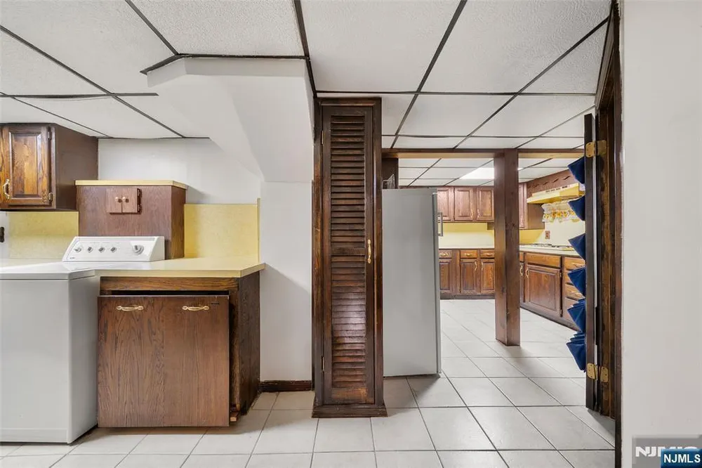 32-06 Rosalie St, Fair Lawn, NJ 07410