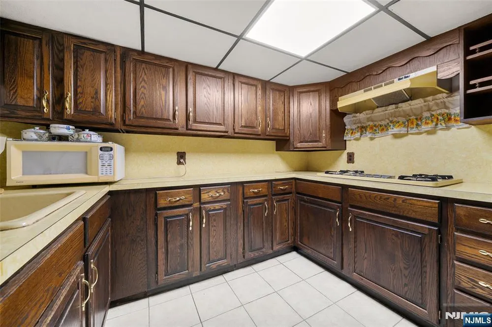 32-06 Rosalie St, Fair Lawn, NJ 07410