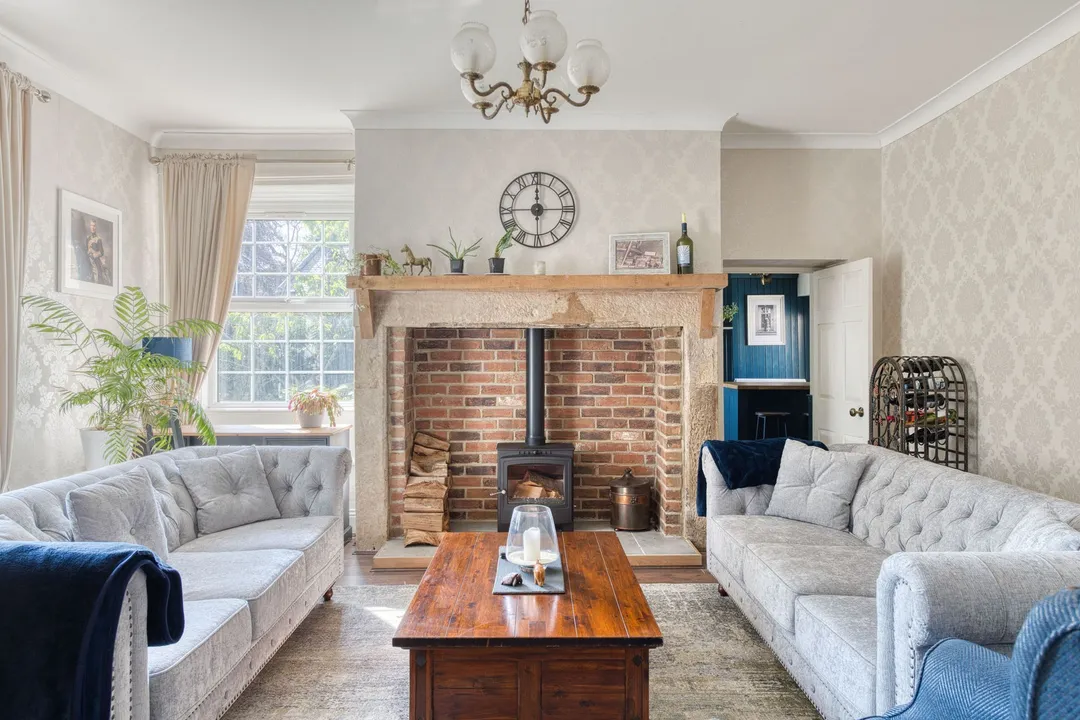 https://mr0.homeflow-assets.co.uk/files/photo/image/47418/6025/_x_/DSC_0091_HDR-135.jpg