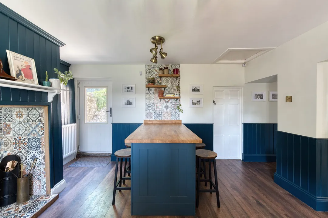 https://mr0.homeflow-assets.co.uk/files/photo/image/47418/6034/_x_/DSC_0041_HDR-127.jpg