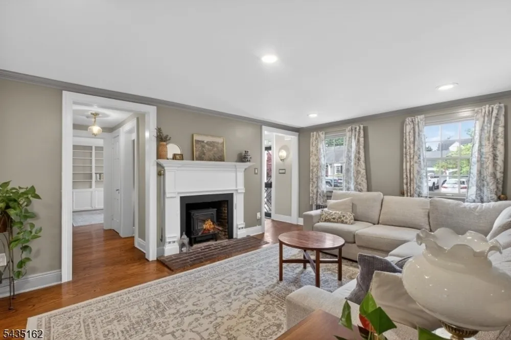 8 Normandie Pl, Cranford, NJ 07016