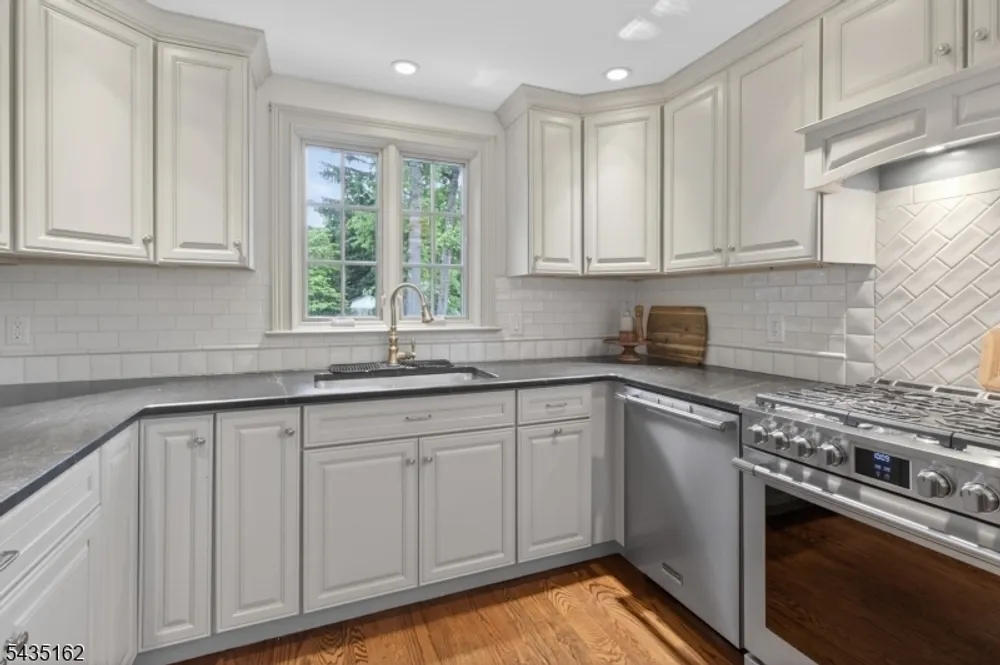8 Normandie Pl, Cranford, NJ 07016