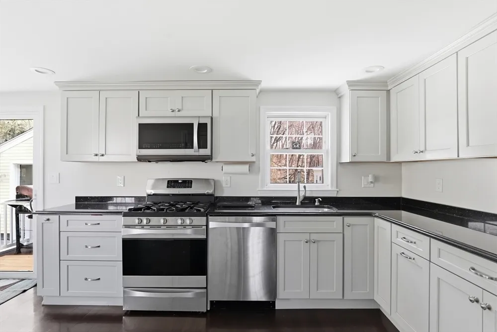 38 Stonewood Ln, Braintree, MA 02184