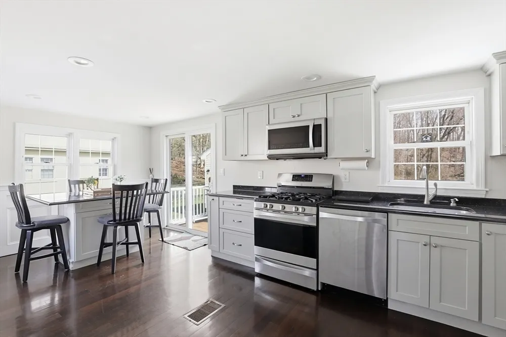 38 Stonewood Ln, Braintree, MA 02184