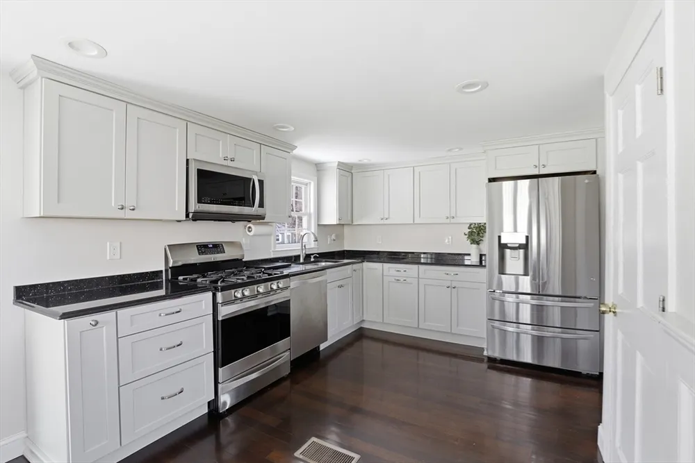 38 Stonewood Ln, Braintree, MA 02184