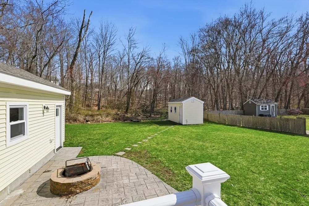 38 Stonewood Ln, Braintree, MA 02184