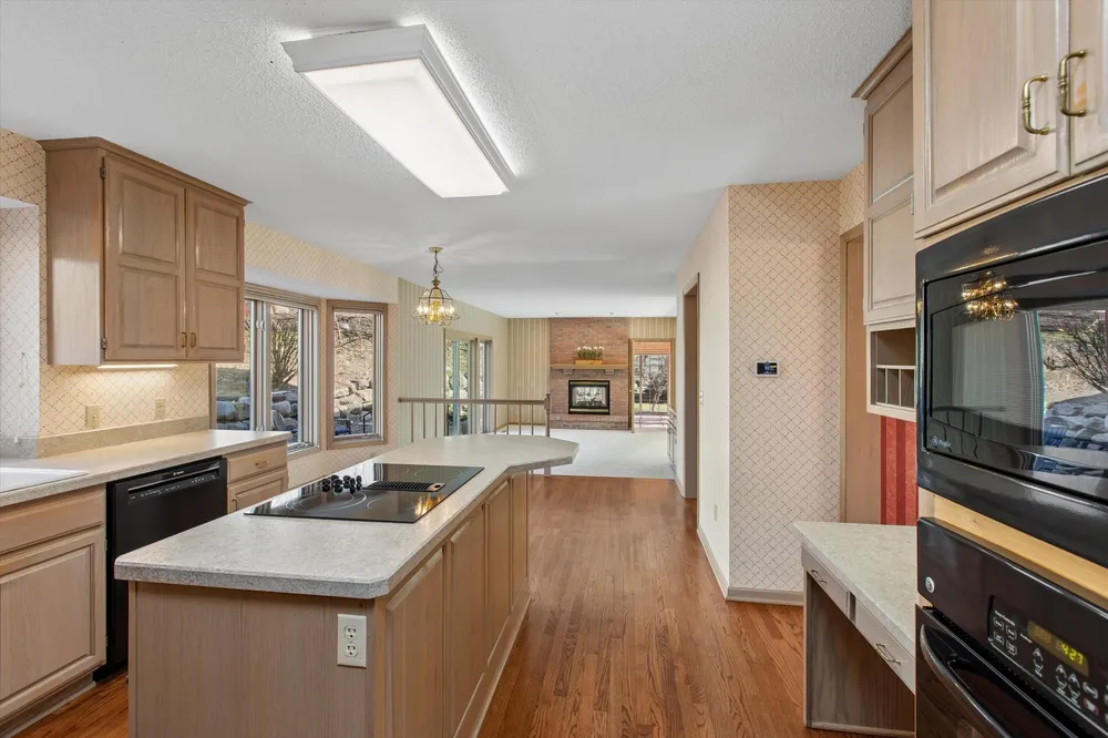 1001 Walden Ct, Burnsville, MN 55337