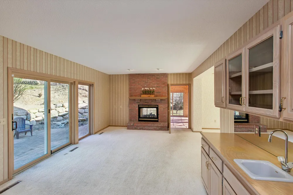 1001 Walden Ct, Burnsville, MN 55337