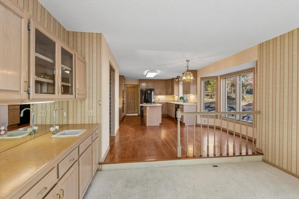 1001 Walden Ct, Burnsville, MN 55337