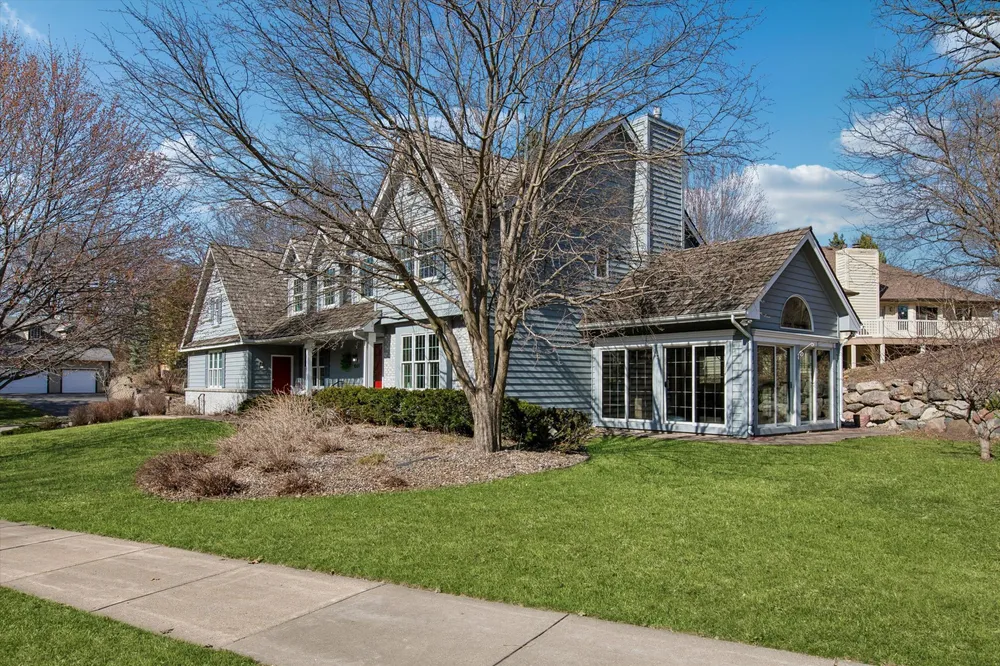 1001 Walden Ct, Burnsville, MN 55337