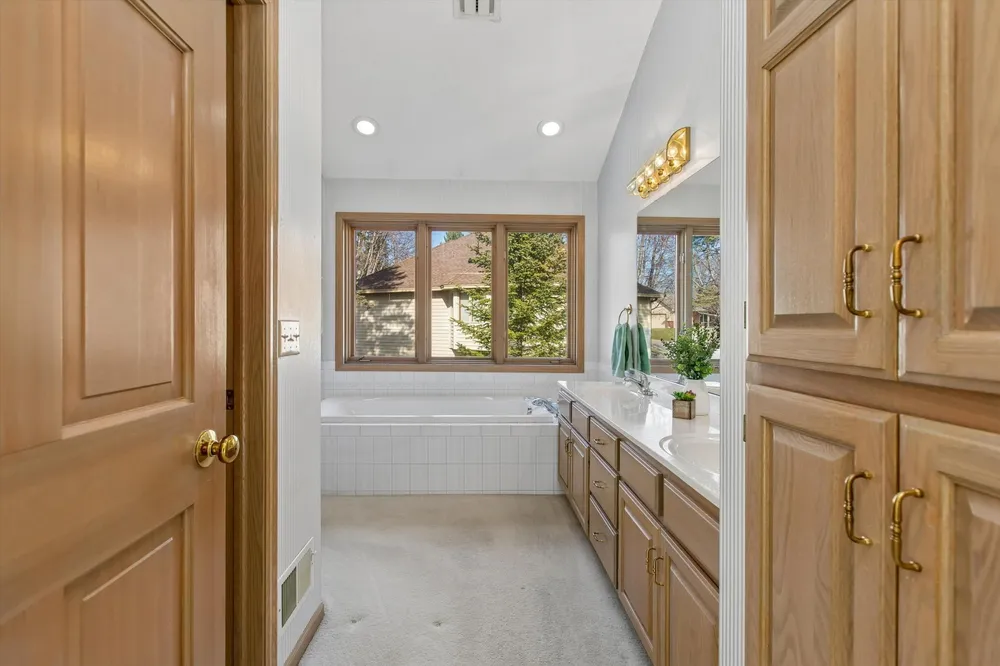 1001 Walden Ct, Burnsville, MN 55337