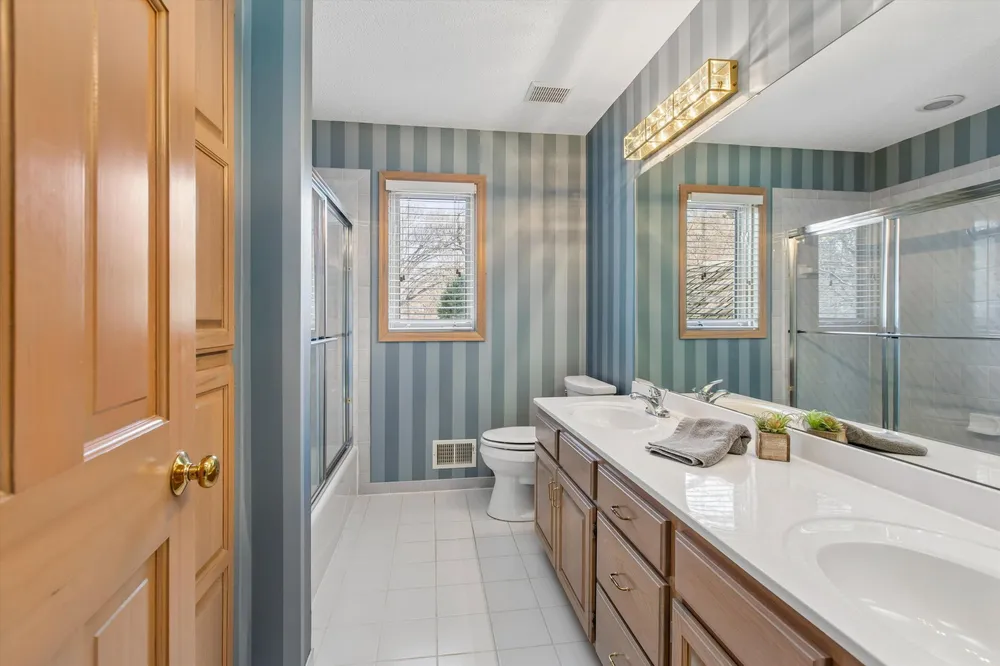 1001 Walden Ct, Burnsville, MN 55337