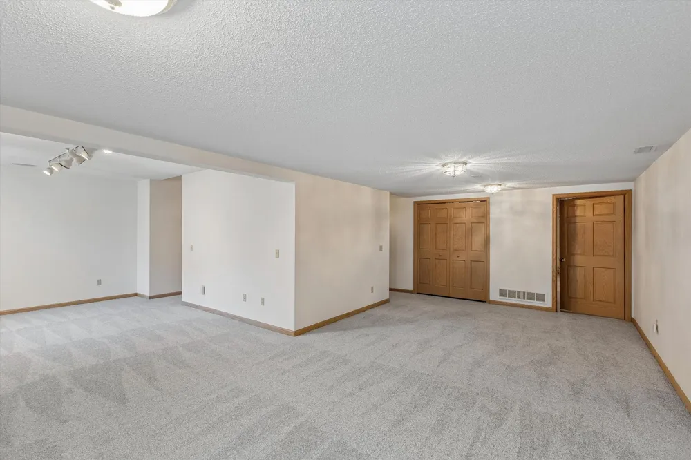 1001 Walden Ct, Burnsville, MN 55337