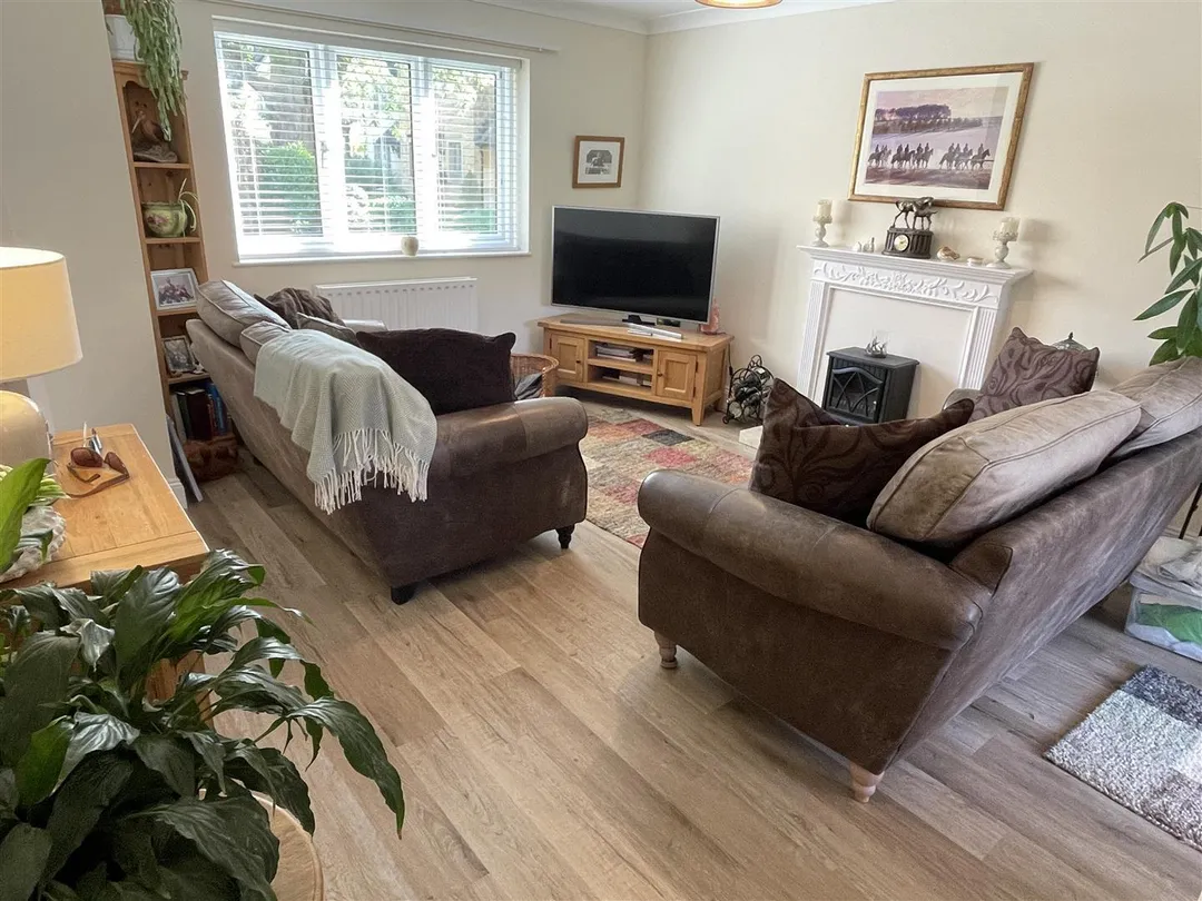 https://mr0.homeflow-assets.co.uk/files/photo/image/47433/2946/_x_/kOBxz2fC1EOMsCcYfnYx5A.jpg