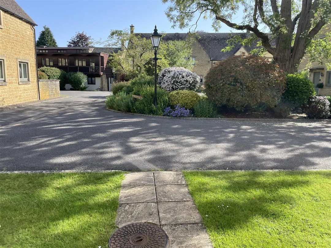 https://mr0.homeflow-assets.co.uk/files/photo/image/47433/2951/_x_/47MgOPCGqUW8wNmrdhCFdg.jpg