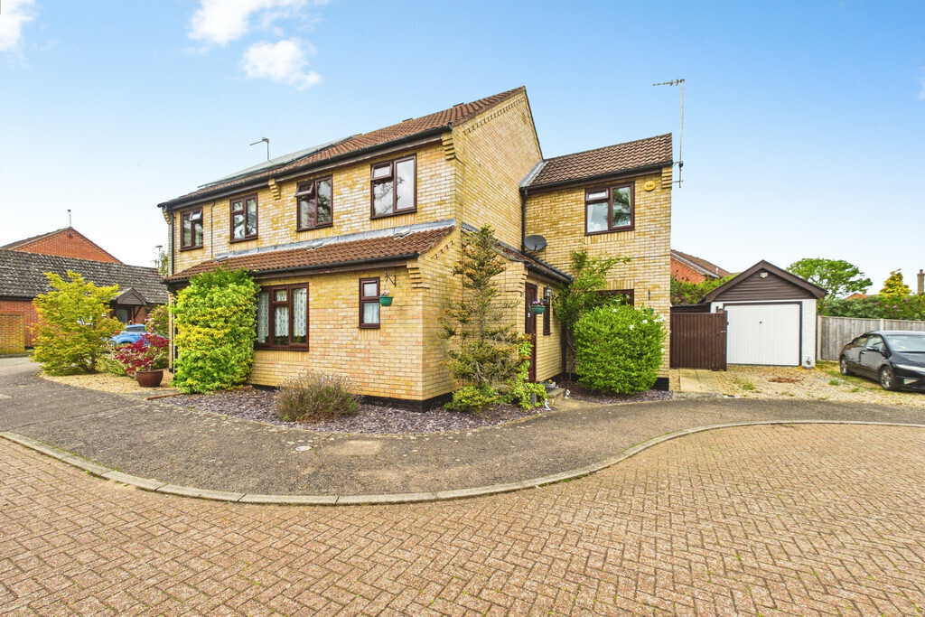 Longfield Close, Loddon Image 1