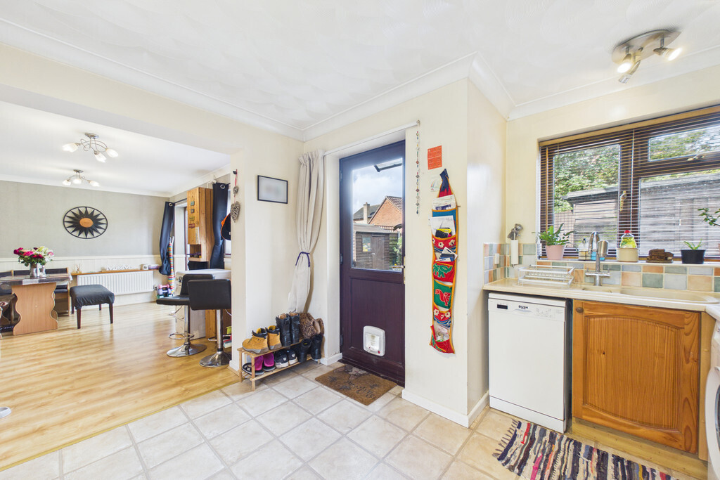 Longfield Close, Loddon Image 4