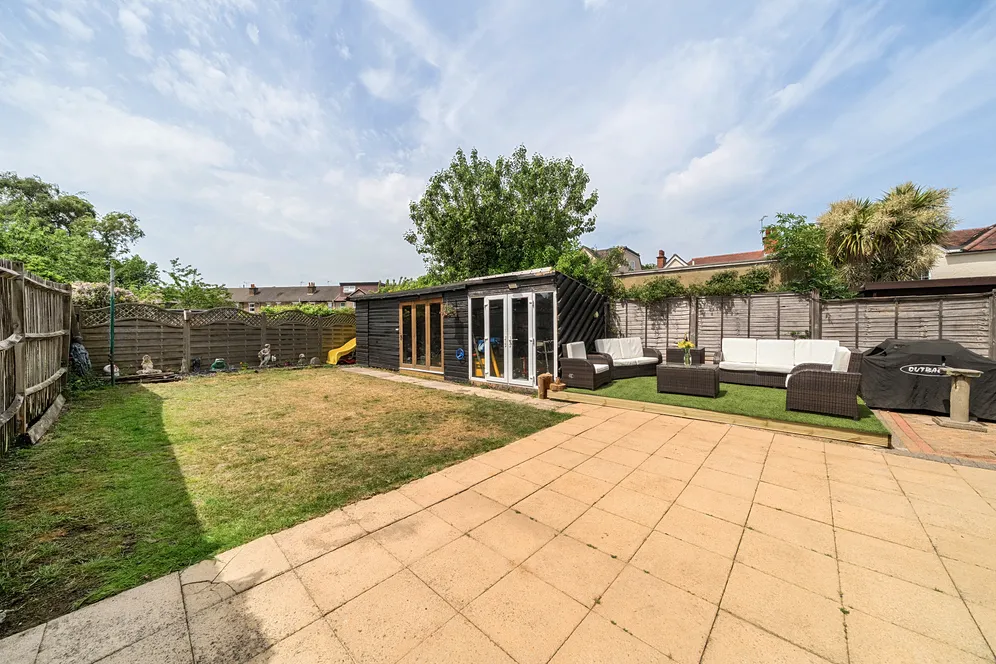 Birch Avenue, Caterham, CR3 photo 3