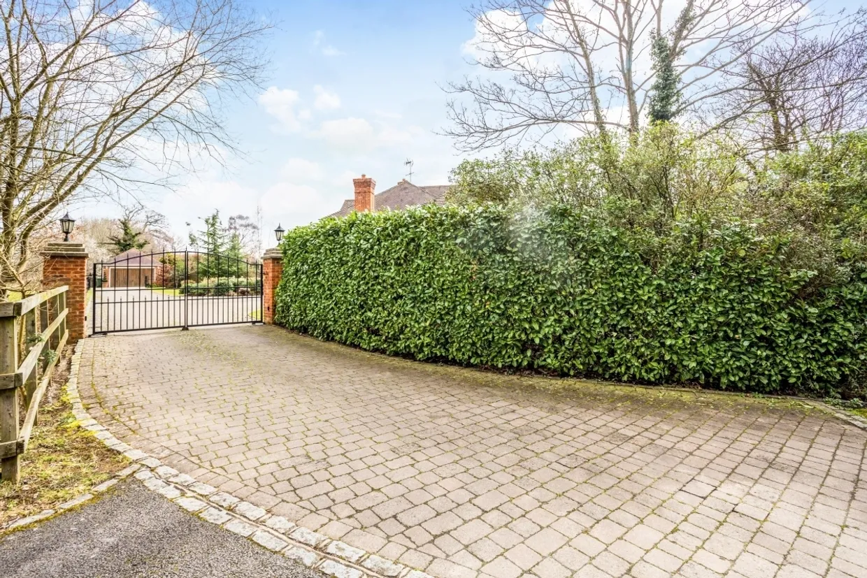 Lovel Road Windsor SL4 photo 27