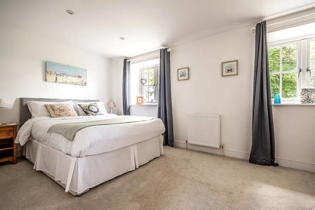 https://mr0.homeflow-assets.co.uk/files/photo/image/47436/6470/_x_/TOP180303_07.jpg