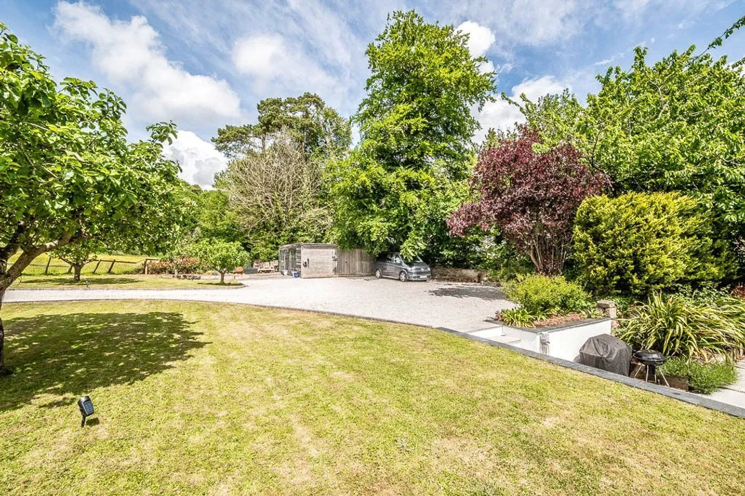 https://mr0.homeflow-assets.co.uk/files/photo/image/47436/6501/_x_/TOP180303_45.jpg