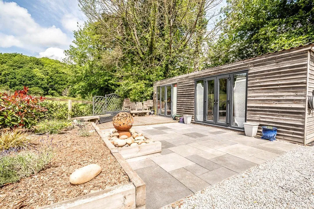 https://mr0.homeflow-assets.co.uk/files/photo/image/47436/6507/_x_/TOP180303_44.jpg