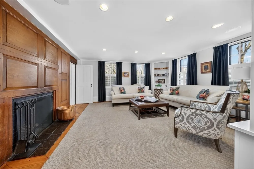 29 Pleasant St, Hingham, MA 02043