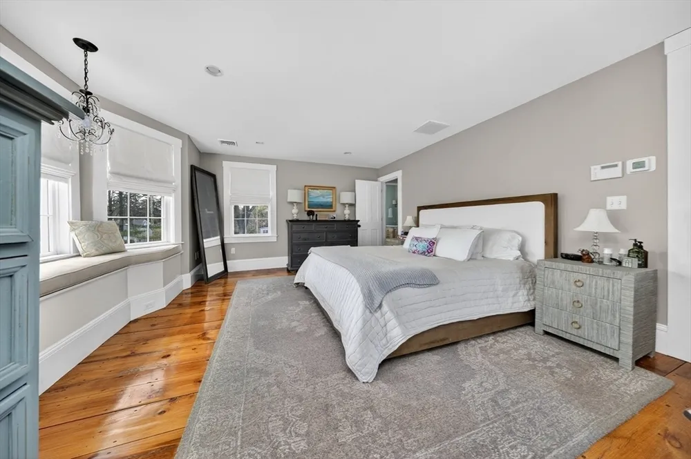 29 Pleasant St, Hingham, MA 02043