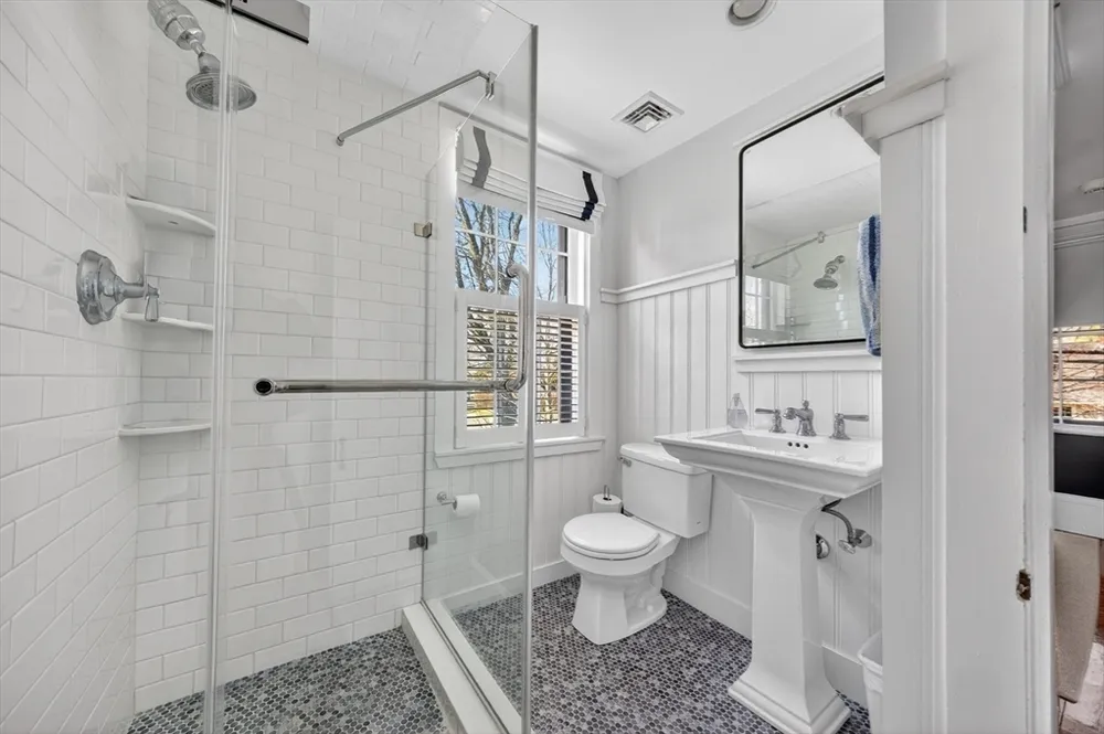 29 Pleasant St, Hingham, MA 02043