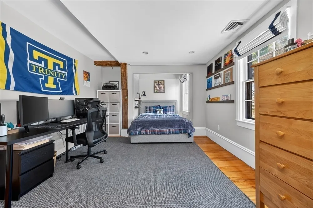 29 Pleasant St, Hingham, MA 02043