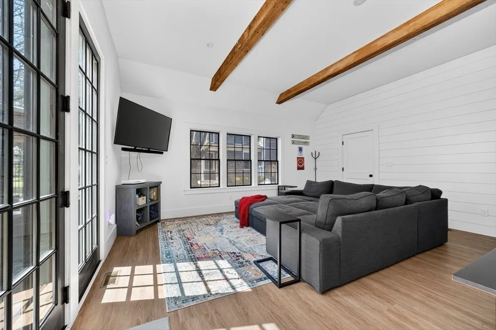 29 Pleasant St, Hingham, MA 02043