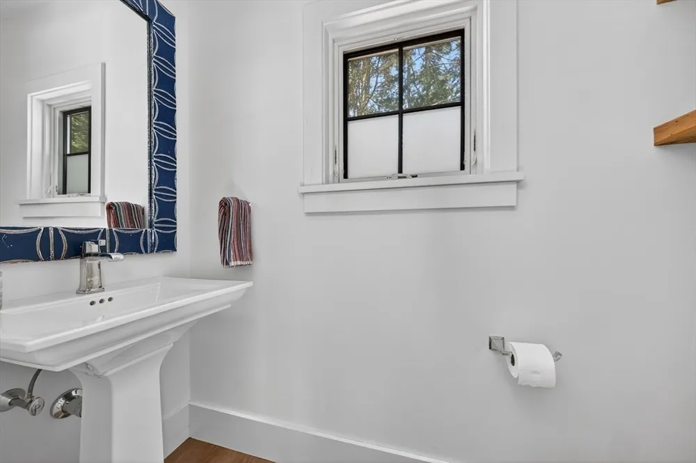29 Pleasant St, Hingham, MA 02043