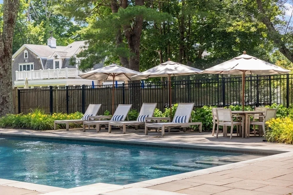 29 Pleasant St, Hingham, MA 02043