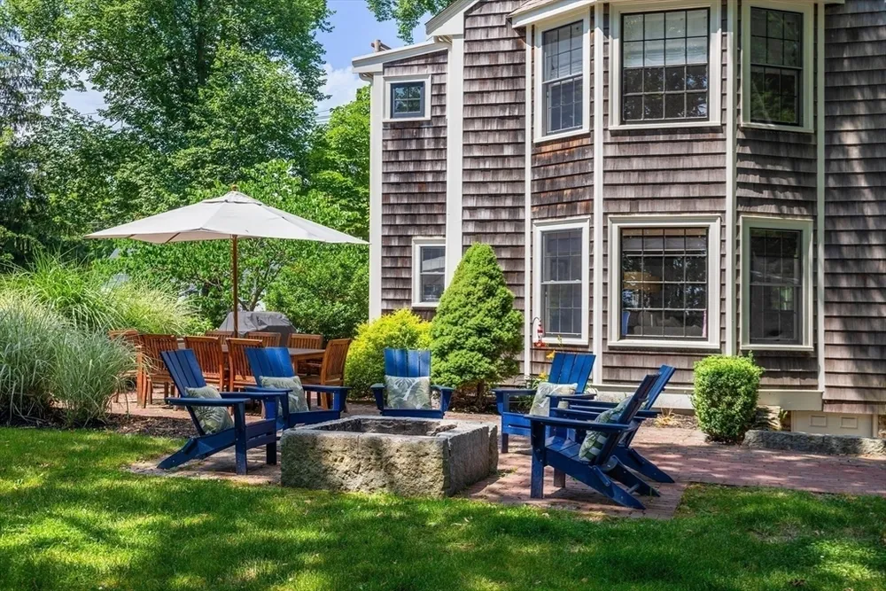 29 Pleasant St, Hingham, MA 02043