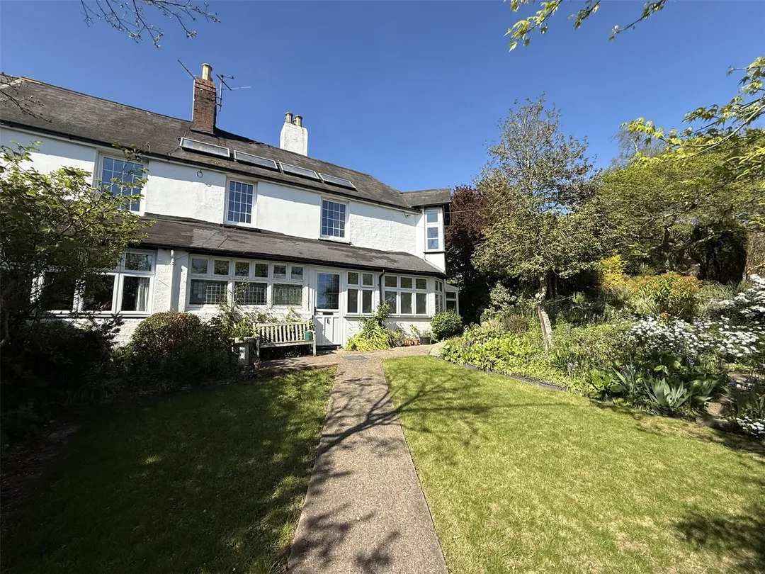 https://mr0.homeflow-assets.co.uk/files/photo/image/47439/2409/_x_/TOP250077_37.jpg